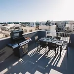 Seaside Luxury With Rooftop Pool *