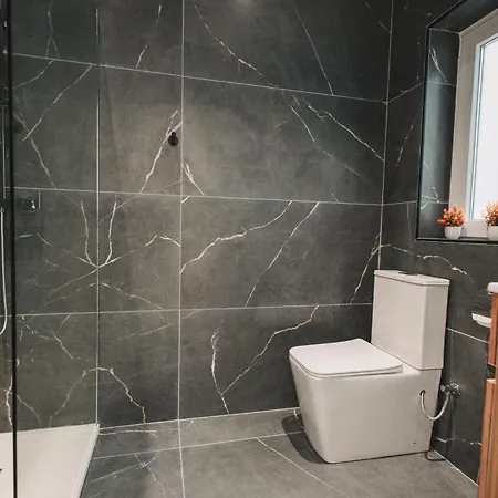 Seaside Luxury With Rooftop Pool *