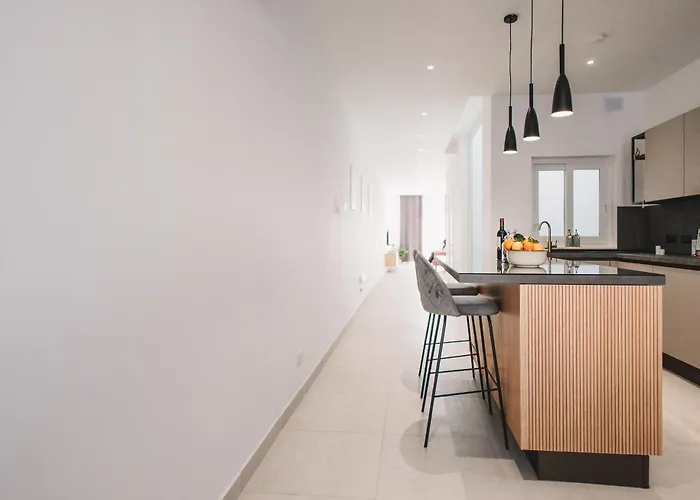 Seaside Luxury With Rooftop Pool בית נופש