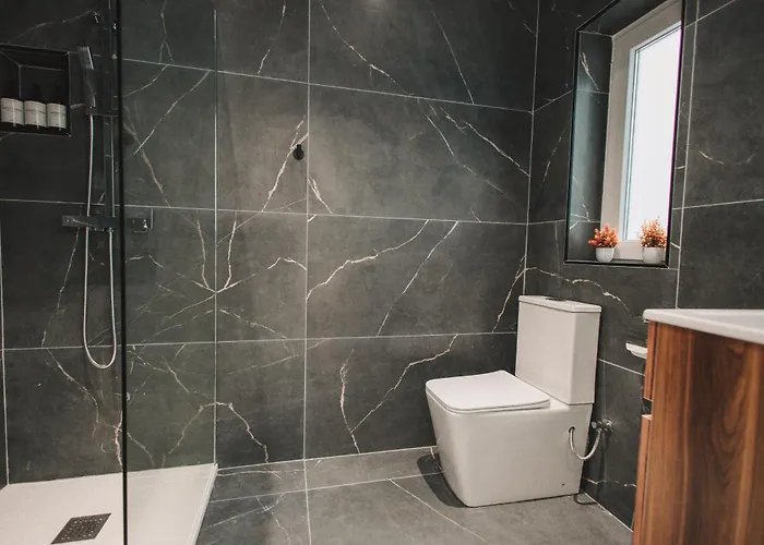 Seaside Luxury With Rooftop Pool *