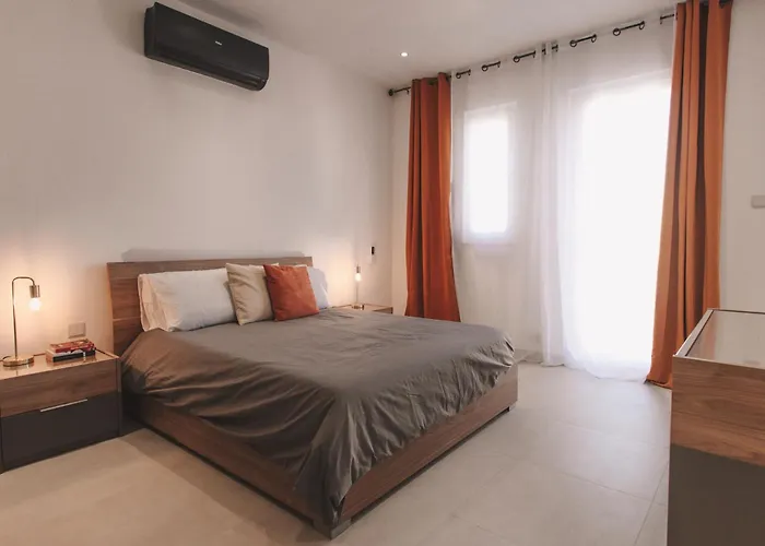 Seaside Luxury With Rooftop Pool