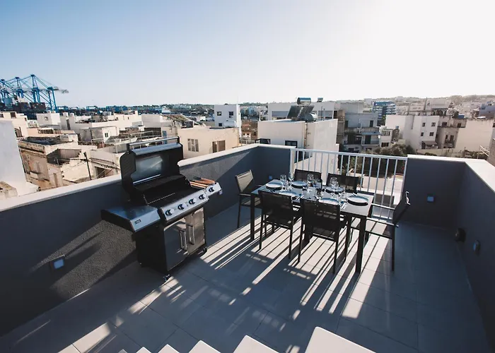 Seaside Luxury With Rooftop Pool *